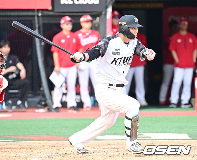 [OSEN=수원, 김성락 기자] 7일 오후 수원 KT위즈파크에서 ‘2025 신한 SOL Bank KBO리그’ KT 위즈와 SSG 랜더스의 경기가 열렸다.이날 홈팀 KT는 선발투수로 고영표, 방문팀 SSG는 앤더슨을 내세웠다. 2회말 1사 케이티 이정훈이 안타를 날리고 있다. 2025.06.07 / ksl0919@osen.co.kr