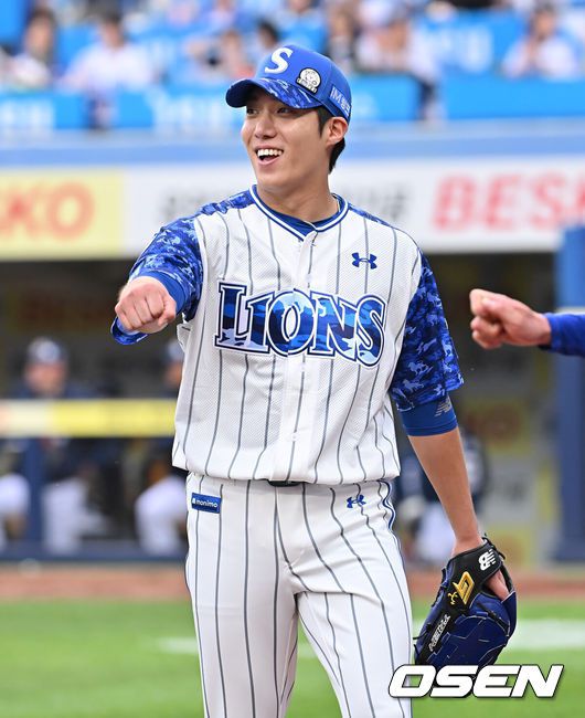 [OSEN=대구, 이석우 기자] 6일 대구삼성라이온즈파크에서 2025 신한 SOL 뱅크 KBO 리그 삼성 라이온즈와 NC 다이노스의 경기가 열렸다. 홈팀 삼성은 원태인이, 방문팀 NC는 김녹원이 선발 출전했다. 삼성 라이온즈 원태인이 6회초 수비를 마치고 하이파이브를 하고 있다. 2025.06.06 / foto0307@osen.co.kr