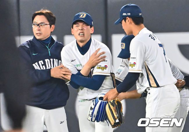 [OSEN=부산, 이석우 기자] NC 중견수 김성욱이 3회초 롯데 정훈의 타구를 몸을 날려 잡다 어깨 부상으로 통증을 호소하고 있다. 2025.04.11 / foto0307@osen.co.kr