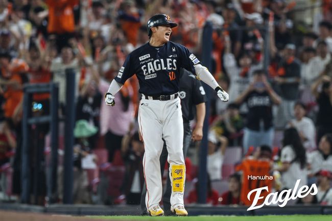 한화 이진영이 7일 광주 KIA전에서 11회 결승타를 터뜨린 뒤 기뻐하고 있다. /한화 이글스 제공