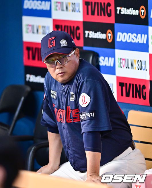 [OSEN=잠실, 박준형 기자] 7일 오후 서울 잠실구장에서 ‘2025 신한 SOL BANK KBO리그’ 두산 베어스와 롯데 자이언츠의 경기가 진행됐다.이날 두산은 최승용을 롯데는 이민석을 선발투수로 내세웠다.9회초 롯데 김태형 감독이 경기를 지켜보고 있다.  2025.06.07 /