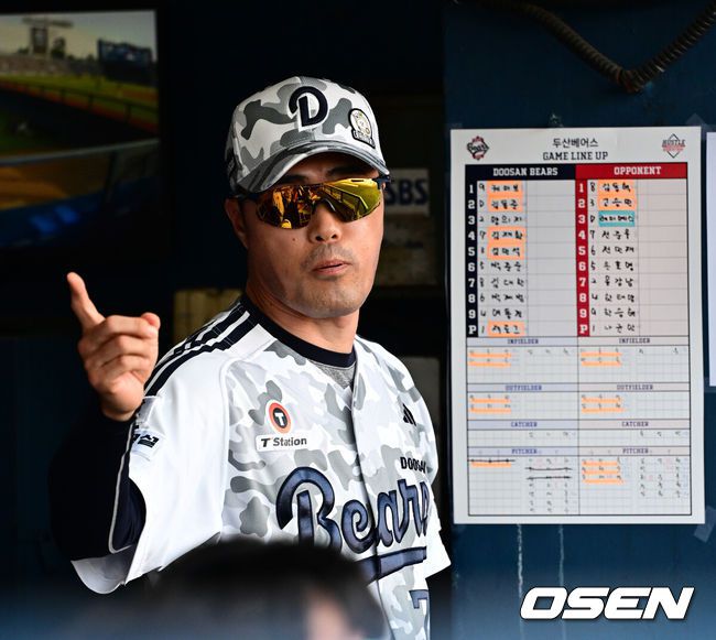 [OSEN=잠실, 지형준 기자] 6일 오후 서울 잠실구장에서 ‘2025 신한 SOL Bank KBO리그’ 두산 베어스와 롯데 자이언츠의 경기가 열렸다.이날 두산은 잭로그, 롯데는 나균안을 선발로 내세웠다.3회말 두산 조성환 감독대행이 작전 지시하고 있다. 2025.06.06