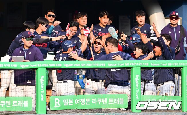 [OSEN=잠실, 박준형 기자] 7일 오후 서울 잠실구장에서 ‘2025 신한 SOL BANK KBO리그’ 두산 베어스와 롯데 자이언츠의 경기가 진행됐다.이날 두산은 최승용을 롯데는 이민석을 선발투수로 내세웠다.3회초 2사 1루 롯데 전준우가 2점 홈런을 날리고 동료들의 축하를 받고 있다.     2025.06.07 / soul1014@osen.co.kr