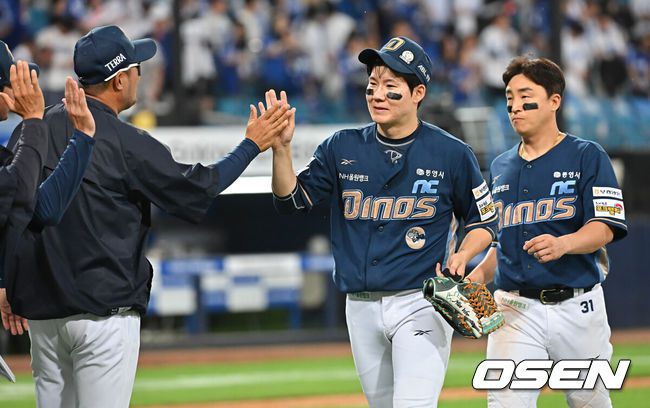 [OSEN=대구, 이석우 기자] 7일 대구삼성라이온즈파크에서 2025 신한 SOL 뱅크 KBO 리그 삼성 라이온즈와 NC 다이노스의 경기가 열렸다. 홈팀 삼성은 레예스가, 방문팀 NC는 신민혁이 선발 출전했다. NC 다이노스 박민우와 손아섭이 삼성 라이온즈에 11-7로 승리한 후 이호준 감독과 하이파이브를 하고 있다. 2025.06.07 / foto0307@osen.co.kr
