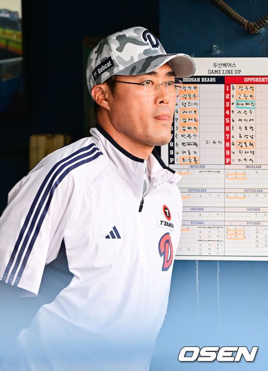 [OSEN=잠실, 박준형 기자] 7일 오후 서울 잠실구장에서 ‘2025 신한 SOL BANK KBO리그’ 두산 베어스와 롯데 자이언츠의 경기가 진행됐다.이날 두산은 최승용을 롯데는 이민석을 선발투수로 내세웠다.4회초 두산 조성환 감독이 경기를 지켜보고 있다   2025.06.07 / soul1014@osen.co.kr