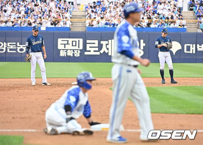 [OSEN=대구, 이석우 기자] 6일 대구삼성라이온즈파크에서 2025 신한 SOL 뱅크 KBO 리그 삼성 라이온즈와 NC 다이노스의 경기가 열렸다. 홈팀 삼성은 원태인이, 방문팀 NC는 김녹원이 선발 출전했다. NC 다이노스 김주원과 박민우가 2회말 1사 만루 삼성 라이온즈 양도근의 유격수 앞 땅볼을 송구 실책으로 실점하고 아쉬워하고 있다. 2025.06.06 / foto0307@osen.co.kr