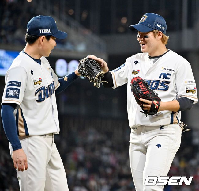 [OSEN=창원, 민경훈 기자] NC 이재학과 박민우가 기쁨을 나누고 있다. 2023.10.25 / rumi@osen.co.kr