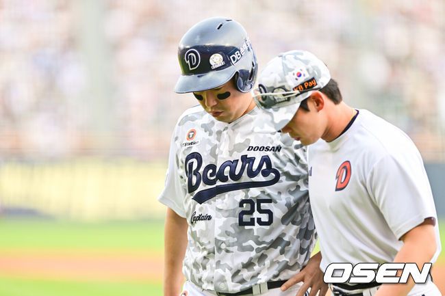 [OSEN=잠실, 박준형 기자] 7일 오후 서울 잠실구장에서 ‘2025 신한 SOL BANK KBO리그’ 두산 베어스와 롯데 자이언츠의 경기가 진행됐다.이날 두산은 최승용을 롯데는 이민석을 선발투수로 내세웠다.5회말 1사 1루 두산 케이브의 타석때 1루 주자 양의지가 몸 이상을 느껴 교체되고 있다.  2025.06.07 / soul1014@osen.co.kr