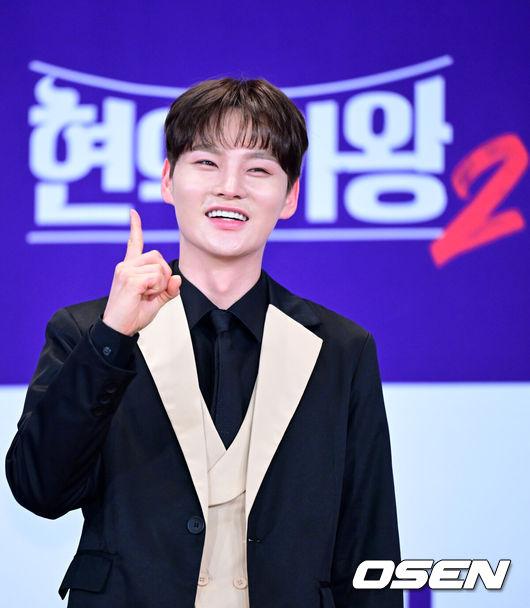 [OSEN=최규한 기자] 12일 오후 서울 상암동 누리꿈스퀘어 비즈니스타워에서 MBN '현역가왕2' 종영기념 기자간담회가 열렸다.'현역가왕2’는 박서진이 총점4574점을 기록하며 최종 우승을 차지했다. 이어 진해성-에녹-신승태-김준수-최수호-강문경이 차례로 톱7을 완성했다.가수 박서진이 포토타임을 하고 있다. 2025.03.12 / dreamer@osen.co.kr