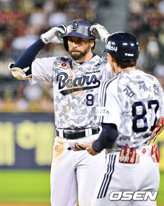 [OSEN=잠실, 박준형 기자] 5일 오후 서울 잠실야구장에서 2025 신한 SOL Bank KBO리그 두산 베어스와 KIA 타이거즈의 경기가 열렸다.이날 두산은 최원준을, KIA는 김도현을 선발 투수로 내세웠다.8회말 1사 두산 케이브가 안타를 날린뒤 세리머니를 하고 있다.   2025.06.05 / soul1014@osen.co.kr