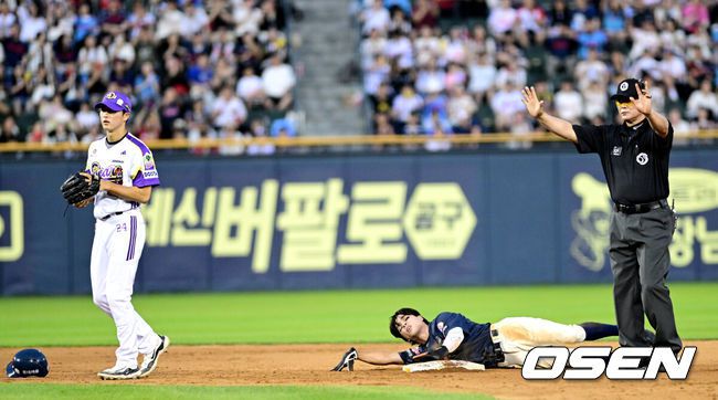 [OSEN=잠실, 최규한 기자] 8일 서울 잠실야구장에서 ‘2025 신한 SOL Bank KBO리그’ 두산 베어스와 롯데 자이언츠의 경기가 열렸다.홈팀 두산은 곽빈, 방문팀 롯데는 알렉 감보아를 선발로 내세웠다.9회초 무사 1루 상황 롯데 정보근의 삼진 때 2루 도루를 시도한 주자 김동혁이 세이프 판정 후 숨을 고르고 있다. 2025.06.08 / dreamer@osen.co.kr