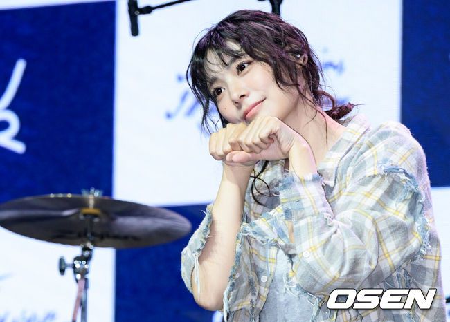 [OSEN=조은정 기자]QWER(쵸단, 마젠타, 히나, 시연) 미니 3집 ‘난 네 편이야, 온 세상이 불협일지라도’ 발매 기념 미디어 쇼케이스가 9일 서울 서대문구 예스24 원더로크홀에서 열렸다. 미니 3집 ‘난 네 편이야, 온 세상이 불협일지라도’는 QWER이 쌓아온 밝고 희망찬 성장 서사 속에 불협의 시간을 함께 이겨낸 네 멤버가 변치 않는 미래를 다짐하는 앨범이다. QWER 시연이 포즈를 취하고 있다. 2025.06.09 /cej@osen.co.kr