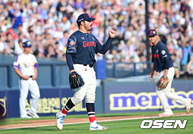 [OSEN=잠실, 최규한 기자] 8일 서울 잠실야구장에서 ‘2025 신한 SOL Bank KBO리그’ 두산 베어스와 롯데 자이언츠의 경기가 열렸다.홈팀 두산은 곽빈, 방문팀 롯데는 알렉 감보아를 선발로 내세웠다.3회말 두산 공격을 삼자범퇴로 막아낸 롯데 선발 감보아가 더그아웃으로 향하며 기뻐하고 있다. 2025.06.08 / dreamer@osen.co.kr