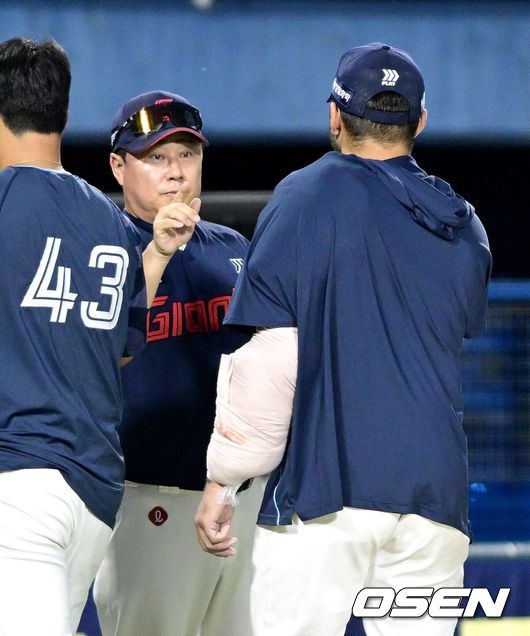 [OSEN=잠실, 최규한 기자] 롯데가 ‘뉴 에이스’ 감보아의 호투를 앞세워 주말 3연전을 위닝시리즈로 장식했다.프로야구 롯데 자이언츠는 8일 서울 잠실구장에서 열린 2025 신한 SOL뱅크 KBO리그 두산 베어스와의 시즌 9번째 맞대결에서 4-2로 승리했다.롯데는 3연패 뒤 2연승을 달리며 주말 위닝시리즈를 달성했다. 시즌 34승 3무 28패. 4연속 루징시리즈를 끊는 값진 2승 1패였다.경기를 마치고 롯데 김태형 감독이 승리투수 감보아와 인사를 나누고 있다. 2025.06.08 /