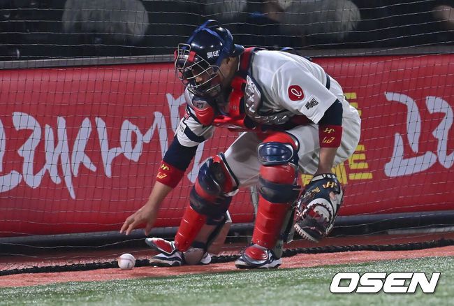 [OSEN=부산, 이석우 기자] 24일 부산 사직야구장에서 2025 신한 SOL 뱅크 KBO 리그 롯데 자이언츠와 한화 이글스의 경기가 열렸다. 홈팀 롯데는 박세웅, 방문팀 한화는 류현진이 선발 출전했다.롯데 자이언츠 유강남이 4회초 1사 2루 한화 이글스 안치홍 타석때 박세웅의 폭투를 잡고 있다. 2025.04.24 / foto0307@osen.co.kr