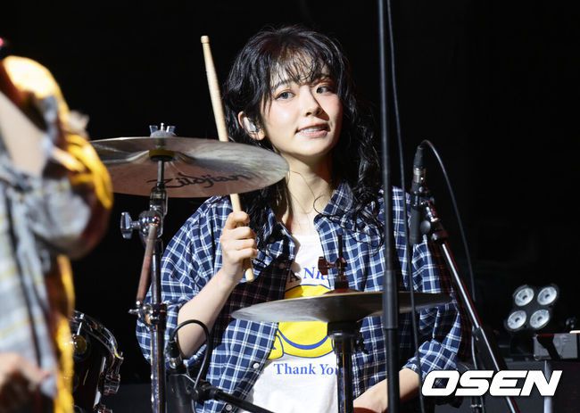 [OSEN=조은정 기자]QWER(쵸단, 마젠타, 히나, 시연) 미니 3집 ‘난 네 편이야, 온 세상이 불협일지라도’ 발매 기념 미디어 쇼케이스가 9일 서울 서대문구 예스24 원더로크홀에서 열렸다. 미니 3집 ‘난 네 편이야, 온 세상이 불협일지라도’는 QWER이 쌓아온 밝고 희망찬 성장 서사 속에 불협의 시간을 함께 이겨낸 네 멤버가 변치 않는 미래를 다짐하는 앨범이다. QWER 쵸단이 멋진 무대를 선보이고 있다. 2025.06.09 /cej@osen.co.kr