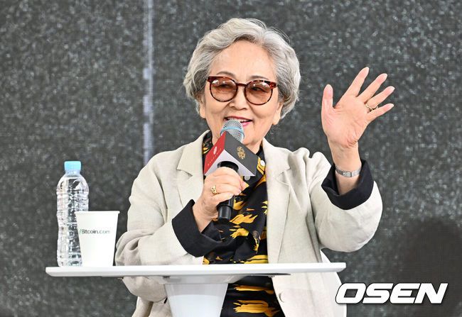 [OSEN=부산, 이석우 기자] 7일 부산 해운대구 센텀시티 영화의 전당 BIFF X GENESIS 야외무대에서 제28회 부산국제영화제 ‘소풍’ 야외무대인사가 열렸다.김영옥이 팬들에게 인사를 하고 있다. 2023.10.07 / foto0307@osen.co.kr