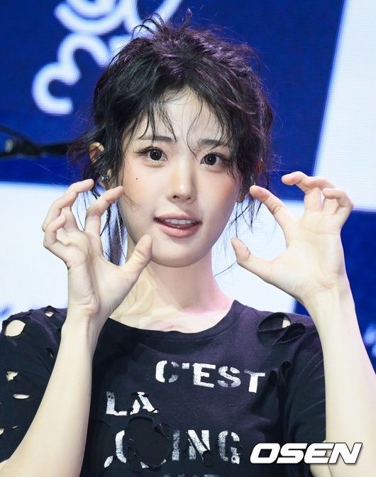 [OSEN=조은정 기자]QWER(쵸단, 마젠타, 히나, 시연) 미니 3집 ‘난 네 편이야, 온 세상이 불협일지라도’ 발매 기념 미디어 쇼케이스가 9일 서울 서대문구 예스24 원더로크홀에서 열렸다. 미니 3집 ‘난 네 편이야, 온 세상이 불협일지라도’는 QWER이 쌓아온 밝고 희망찬 성장 서사 속에 불협의 시간을 함께 이겨낸 네 멤버가 변치 않는 미래를 다짐하는 앨범이다. QWER 히나가 포즈를 취하고 있다. 2025.06.09 /cej@osen.co.kr