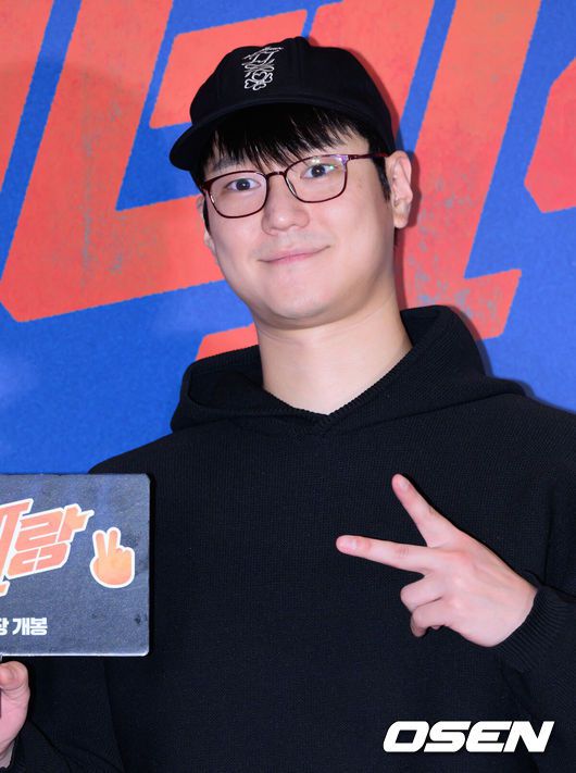 [OSEN=이대선 기자] 12일 오후 서울 CGV 용산아이파크몰에서 영화 ‘베테랑2’(감독 류승완) VIP시사회가 열렸다.‘베테랑2’는 나쁜 놈은 끝까지 잡는 베테랑 서도철 형사(황정민)의 강력범죄수사대에 막내 형사 박선우(정해인)가 합류하면서 세상을 떠들썩하게 한 연쇄살인범을 쫓는 액션범죄수사극으로 오는 13일 개봉된다.배우 고경표가 포토타임을 가지고 있다. 2024.09.12 / sunday@osen.co.kr