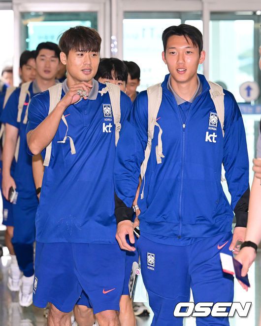 [OSEN=인천공항, 김성락 기자] 대한민국 축구 국가대표팀이 6일 오전 3시 15분(한국시간) 이라크와2026 국제축구연맹(FIFA) 북중미 월드컵 아시아 3차 예선 B조 경기를 치르기 위해 이라크 원정 출국길에 올랐다.한국은 B조에서 선두(4승 4무, 승점 16)를 달리고 있다. 2위는요르단(승점 13), 3위는 이라크(승점 12). 홍명보호는 남은 2경기에서 승점 1만 추가하면 11회 연속 본선 진출을 확정한다.축구대표팀 김주성, 이한범이 출국장으로 향하고 있다. 2025.06.02 / ksl0919@osen.co.kr