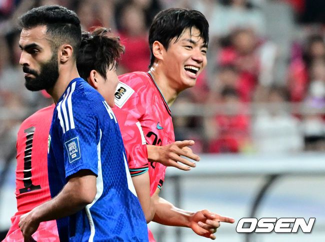 [OSEN=상암, 조은정 기자]10일 서울 마포구 서울월드컵경기장에서 2026 국제축구연맹(FIFA) 북중미 월드컵 아시아 3차 예선 B조 10차전 대한민국 남자 축구 대표팀과 쿠웨이트의 경기가 열렸다.한국은 지난 6일 이라크 원정에서 2-0 완승과 함께 5승 4무(승점 19)로 조 2위 이상을 확정, 11회 연속 월드컵 본선 진출을 조기 확정지었다.한국 전진우가 선제골을 성공한 뒤 기뻐하고 있다. 2025.06.10 /cej@osen.co.kr