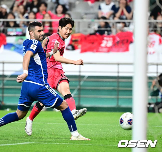 [OSEN=서울월드컵경기장, 지형준 기자] 홍명보 감독이 이끄는 축구대표팀이 10일 서울월드컵경기장에서 쿠웨이트와 2026 국제축구연맹(FIFA) 북중미 월드컵 아시아 3차 예선 조별리그 B조 10차전 최종전을 펼쳤다.한국은 지난 6일 이라크와 원정 9차전에서 2-0으로 승리하며 전세계에서 6번째, 아시아에서 최초로 11회 연속 월드컵 본선 진출의 역사를 썼다. B조에선 1위(승점 19점) 한국과 2위(승점 16점) 요르단이 월드컵에 직행한다.후반 한국 이강인을 골을 성공시키고 있다. 2025.06.10 /jpnews@osen.co.kr