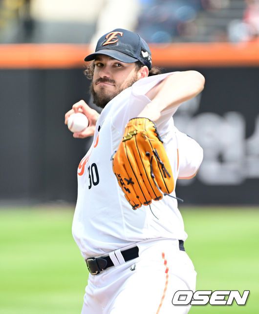 [OSEN=대전, 김성락 기자] 3일 오후 대전 한화생명볼파크에서 ‘2025 신한 SOL Bank KBO리그’ 한화 이글스와 KT 위즈의 경기가 열렸다.이날 홈팀 한화는 폰세, KT는 쿠에바스를 선발로 내세웠다.1회초 한화 선발 폰세가 마운드에 올라 힘차게 공을 뿌리고 있다. 2025.06.03 / ksl0919@osen.co.kr