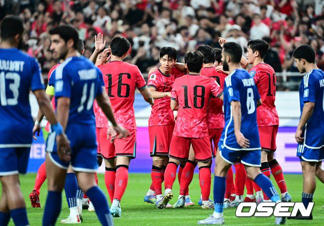 [OSEN=서울월드컵경기장, 지형준 기자] 홍명보 감독이 이끄는 축구대표팀이 10일 서울월드컵경기장에서 쿠웨이트와 2026 국제축구연맹(FIFA) 북중미 월드컵 아시아 3차 예선 조별리그 B조 10차전 최종전을 펼쳤다.한국은 지난 6일 이라크와 원정 9차전에서 2-0으로 승리하며 전세계에서 6번째, 아시아에서 최초로 11회 연속 월드컵 본선 진출의 역사를 썼다. B조에선 1위(승점 19점) 한국과 2위(승점 16점) 요르단이 월드컵에 직행한다.전반 한국 선수들이 쿠웨이트 자책골에 기뻐하고 있다. 2025.06.10 /jpnews@osen.co.kr