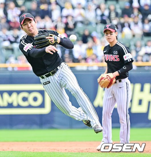 [OSEN=잠실, 박준형 기자]  5일 오후 서울 잠실구장에서 ‘2025 신한 SOL BANK KBO리그’ 두산 베어스와 LG 트윈스의 경기가 진행됐다. 4회말 2사 두산 오명진의 내야땅볼때 오지환 유격수가 러닝스로우하며 타자 오명진을 아웃시키고 있다..  2025.05.05 / soul1014@osen.co.kr