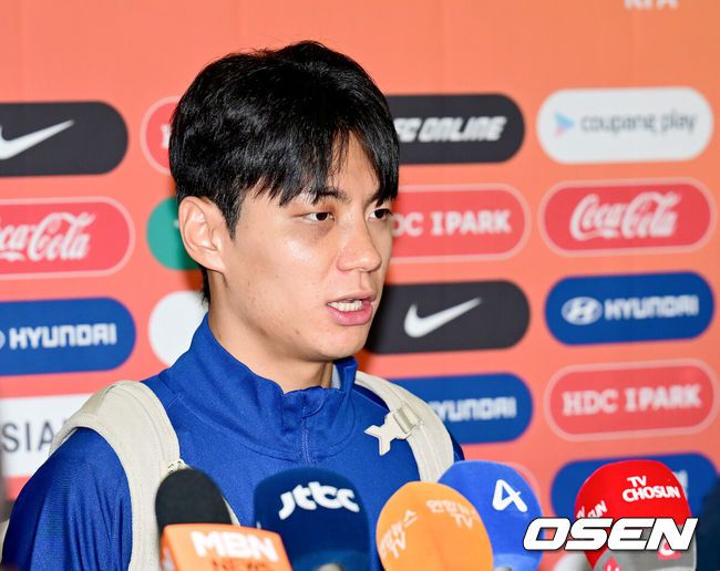 [OSEN=인천공항, 김성락 기자] 대한민국 축구 국가대표팀이 6일 오전 3시 15분(한국시간) 이라크와2026 국제축구연맹(FIFA) 북중미 월드컵 아시아 3차 예선 B조 경기를 치르기 위해 이라크 원정 출국길에 올랐다.한국은 B조에서 선두(4승 4무, 승점 16)를 달리고 있다. 2위는요르단(승점 13), 3위는 이라크(승점 12). 홍명보호는 남은 2경기에서 승점 1만 추가하면 11회 연속 본선 진출을 확정한다.축구대표팀 전진욷가 취재진의 질문에 대답하고 있다. 2025.06.02 / ksl0919@osen.co.kr