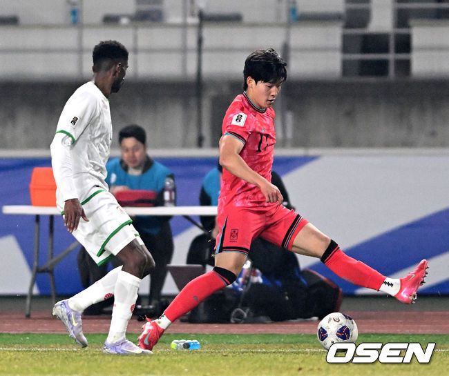 [OSEN=고양, 이대선 기자] 20일 오후 경기도 고양종합운동장에서 2026 국제축구연맹(FIFA) 북중미 월드컵 아시아지역 3차 예선 B조 7차전 한국과 오만의 경기가 열렸다.승점 14점(4승 2무)으로 B조 1위를 유지하고 있는 한국이 오만전과 25일 예정된 요르단전에서 모두 승리해 승점 6점을 얻어낸다면,6월예정된이라크, 쿠웨이트와 경기 결과와 상관없이 11회 연속 월드컵 본선 진출을 확정 짓는다.후반 한국 배준호가 드리블 돌파를 하고 있다. 2025.03.20 /sunday@osen.co.kr