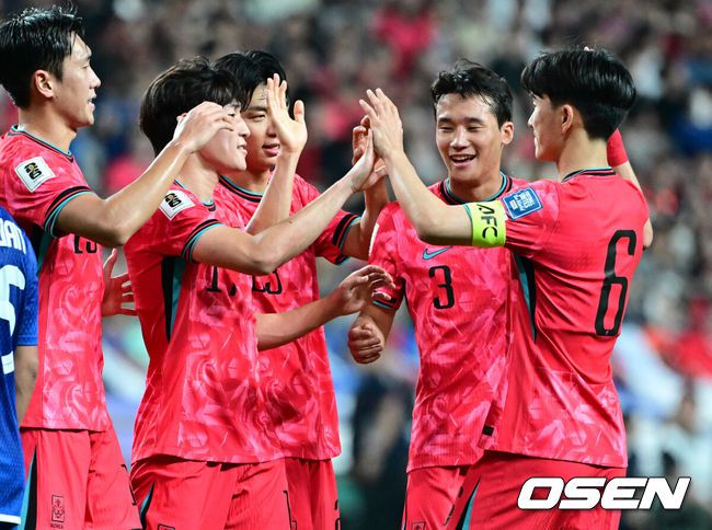 [OSEN=상암, 조은정 기자]10일 서울 마포구 서울월드컵경기장에서 2026 국제축구연맹(FIFA) 북중미 월드컵 아시아 3차 예선 B조 10차전 대한민국 남자 축구 대표팀과 쿠웨이트의 경기가 열렸다.한국은 지난 6일 이라크 원정에서 2-0 완승과 함께 5승 4무(승점 19)로 조 2위 이상을 확정, 11회 연속 월드컵 본선 진출을 조기 확정지었다.전반 한국이 전진우의 선제골에 기뻐하고 있다. 2025.06.10 /cej@osen.co.kr
