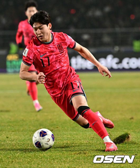 [OSEN=고양, 조은정 기자]대한민국 대표팀이 홈에서 오만에 1-1로 비겼다.홍명보(56)감독이 이끄는 한국 축구 대표팀은 20일 오후 8시 고양종합운동장에서 열린 2026 국제축구연맹(FIFA) 북중미 월드컵 아시아지역 3차 예선 B조 7차전 오만과 맞대결을 치러 1-1로 비겼다.이로써 한국은 승점 15점(4승 3무)을 기록하며 B조 1위를 유지했다.후반 한국 배준호가 질주하자 잔디가 들리고 있다. 2025.03.20 /cej@osen.co.kr