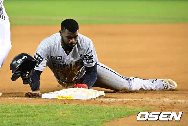 [OSEN=지형준 기자] 9일 오후 서울 잠실야구장에서 2025 신한 SOL Bank KBO리그 두산 베어스와 한화 이글스의 경기가 열렸다.이날 두산은 콜 어빈, 한화는 폰세를 선발로 내세웠다.7회초 1사 2루에서 한화 플로리얼이 문현빈이 좌익수 플라이에 태그업, 3루에서 세이프되고 있다. 2025.04.09 / jpnews@osen.co.kr