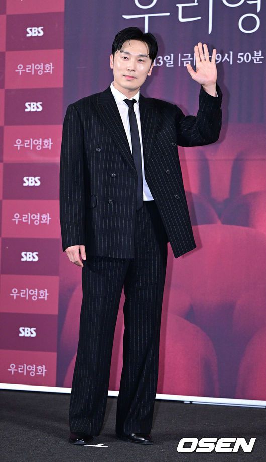 [OSEN=최규한 기자] 10일 오후 서울 용산 CGV에서 SBS 새 금토드라마 ‘우리영화’ 제작발표회가 열렸다.드라마 ‘우리영화’는 다음이 없는 영화감독 이제하(남궁민 분)와 오늘이 마지막인 배우 이다음(전여빈 분)의 내일로 미룰 수 없는 사랑 이야기를 그린다.배우 서현우가 포토타임을 하고 있다. 2026.06.10 / dreamer@osen.co.kr