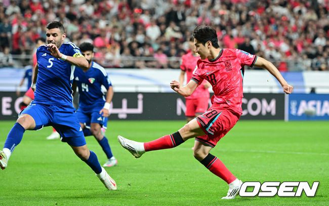 [OSEN=상암, 조은정 기자]10일 서울 마포구 서울월드컵경기장에서 2026 국제축구연맹(FIFA) 북중미 월드컵 아시아 3차 예선 B조 10차전 대한민국 남자 축구 대표팀과 쿠웨이트의 경기가 열렸다.한국은 지난 6일 이라크 원정에서 2-0 완승과 함께 5승 4무(승점 19)로 조 2위 이상을 확정, 11회 연속 월드컵 본선 진출을 조기 확정지었다.후반 한국 오현규가 팀의 세 번째 골을 성공시키고 있다. 2025.06.10 /cej@osen.co.kr
