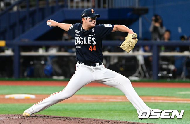 [OSEN=고척, 조은정 기자]9일 오후 서울 고척스카이돔에서 2025 신한 SOL Bank KBO리그 키움 히어로즈와 한화 이글스의 경기가 열린다.이날 홈팀 키움은 하영민을 원정팀 한화는 엄상백을 선발 투수로 내세웠다.9회말 한화 김서현이 역투하고 있다. 2025.05.09 /cej@osen.co.kr