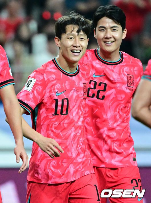 [OSEN=상암, 조은정 기자]10일 서울 마포구 서울월드컵경기장에서 2026 국제축구연맹(FIFA) 북중미 월드컵 아시아 3차 예선 B조 10차전 대한민국 남자 축구 대표팀과 쿠웨이트의 경기가 열렸다.한국은 지난 6일 이라크 원정에서 2-0 완승과 함께 5승 4무(승점 19)로 조 2위 이상을 확정, 11회 연속 월드컵 본선 진출을 조기 확정지었다.후반 한국 이재성이 팀의 네 번째 골을 넣은 뒤 설영우와 기뻐하고 있다. 2025.06.10 /cej@osen.co.kr