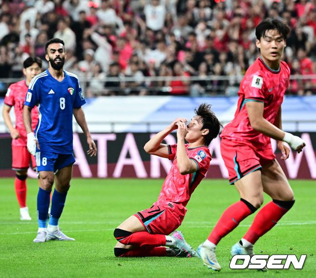 [OSEN=서울월드컵경기장, 지형준 기자] 홍명보 감독이 이끄는 축구대표팀이 10일 서울월드컵경기장에서 쿠웨이트와 2026 국제축구연맹(FIFA) 북중미 월드컵 아시아 3차 예선 조별리그 B조 10차전 최종전을 펼쳤다.한국은 지난 6일 이라크와 원정 9차전에서 2-0으로 승리하며 전세계에서 6번째, 아시아에서 최초로 11회 연속 월드컵 본선 진출의 역사를 썼다. B조에선 1위(승점 19점) 한국과 2위(승점 16점) 요르단이 월드컵에 직행한다.전반 한국 배준호가 헤더슛을 놓치며 아쉬워하고 있다. 2025.06.10 /jpnews@osen.co.kr