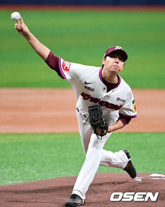 [OSEN=고척, 조은정 기자]11일 오후 서울 고척스카이돔에서 2025 신한 SOL Bank KBO리그 키움 히어로즈와 NC 다이노스의 경기가 열렸다.키움은 하영민, NC는 라일리를 선발 투수로 내세웠다.1회초 키움 선발 하영민이 역투하고 있다. 2025.06.11 /cej@osen.co.kr