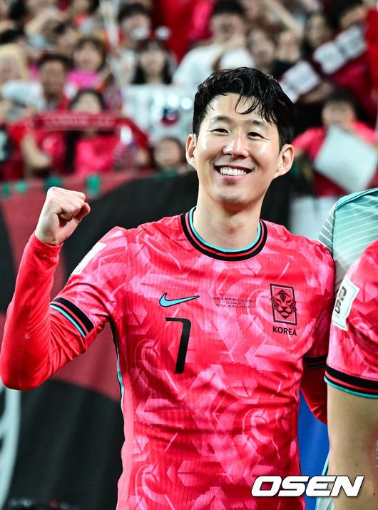 [OSEN=서울월드컵경기장, 조은정 기자]대한민국 대표팀이 무려 15년 만에 패배 없이 최종예선을 마무리했다.홍명보 감독이 이끄는 대한민국축구 국가대표팀은 10일 서울월드컵경기장에서 열린2026 국제축구연맹(FIFA) 북중미 월드컵 아시아지역 최종예선 3차 예선 B조 10차전에서 쿠웨이트와 맞붙어 4-0으로 대승했다.축구 대표팀 손흥민이 관중과 함께 기념촬영을 하고 있다. 2025.06.10 /cej@osen.co.kr