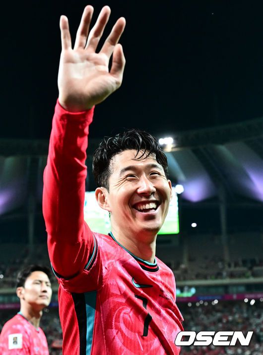 [OSEN=상암, 조은정 기자]대한민국 대표팀이 무려 15년 만에 패배 없이 최종예선을 마무리했다.홍명보 감독이 이끄는 대한민국축구 국가대표팀은 10일 서울월드컵경기장에서 열린2026 국제축구연맹(FIFA) 북중미 월드컵 아시아지역 최종예선 3차 예선 B조 10차전에서 쿠웨이트와 맞붙어 4-0으로 대승했다.관중들이 대표팀을 향해 박수를 보내고 있다. 2025.06.10 /cej@osen.co.kr