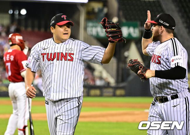 [OSEN=잠실, 지형준 기자] 11일 오후 서울 잠실구장에서 ‘2025 신한 SOL Bank KBO리그’ LG 트윈스와 SSG 랜더스의 경기가 열렸다.LG는 에르난데스, SSG는 화이트를 선발로 내세웠다8회초 2사 1,2루에서 LG 장현식이 SSG 최준우를 1루 땅볼로 처리하며 오스틴과 하이파이브를 하고 있다. 2025.06.11 /jpnews@osen.co.kr