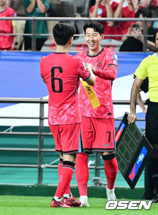 [OSEN=서울월드컵경기장, 지형준 기자] 대한민국 대표팀이 무려 15년 만에 패배 없이 최종예선을 마무리했다.홍명보 감독이 이끄는 대한민국축구 국가대표팀은 10일 서울월드컵경기장에서 열린2026 국제축구연맹(FIFA) 북중미 월드컵 아시아지역 최종예선 3차 예선 B조 10차전에서 쿠웨이트와 맞붙어 4-0으로 대승했다.이번 승리로 한국은 승점 22점(6승 4무)을 만들면서 패배 없이 최종예선을 마쳤다.후반 한국 손흥민이 교체 출전하며 황인범이 주장 완장을 건네고 있다. 2025.06.10 /jpnews@osen.co.kr