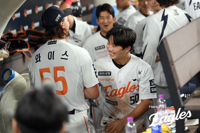 한화 라이언 와이스가 7회 이닝을 마친 뒤 실수를 한 이원석을 격려하고 있다. /한화 이글스 제공