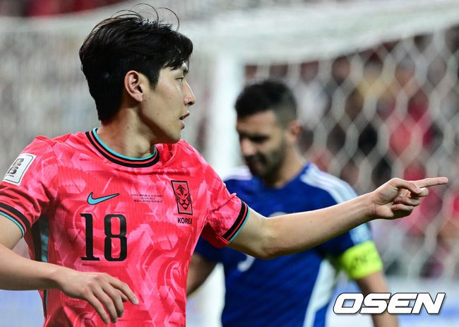 [OSEN=상암, 조은정 기자]서울월드컵경기장이 화려한 골 폭죽으로 물들었다. 홍명보호가 월드컵 예선 마지막 경기에서 팬들에게 시원한 대승을 선물했다.홍명보 감독이 이끄는 대한민국 축구대표팀은 10일 오후 8시 서울월드컵경기장에서 열린 2026 국제축구연맹(FIFA) 북중미 월드컵 아시아 3차 예선 조별리그 B조 10차전 최종전에서 쿠웨이트를 4-0으로 격파했다.후반 한국 이강인이 팀의 두 번째 골을 성공시킨 뒤 기뻐하고 있다. 2025.06.10 /cej@osen.co.kr