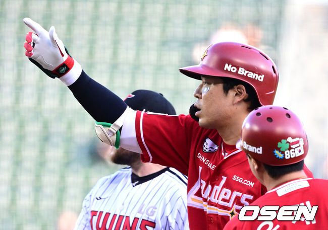 [OSEN=잠실, 지형준 기자] 11일 오후 서울 잠실구장에서 ‘2025 신한 SOL Bank KBO리그’ LG 트윈스와 SSG 랜더스의 경기가 열렸다.LG는 에르난데스, SSG는 화이트를 선발로 내세웠다2회초 무사에서 SSG 한유섬이 좌전 안타를 날리며 기뻐하고 있다. 2025.06.11 /jpnews@osen.co.kr