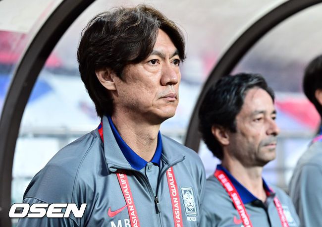 [OSEN=서울월드컵경기장, 조은정 기자]서울월드컵경기장이 화려한 골 폭죽으로 물들었다. 홍명보호가 월드컵 예선 마지막 경기에서 팬들에게 시원한 대승을 선물했다.홍명보 감독이 이끄는 대한민국 축구대표팀은 10일 오후 8시 서울월드컵경기장에서 열린 2026 국제축구연맹(FIFA) 북중미 월드컵 아시아 3차 예선 조별리그 B조 10차전 최종전에서 쿠웨이트를 4-0으로 격파했다.홍명보 감독이 그라운드를 바로보고 있다. 2025.06.10 /cej@osen.co.kr