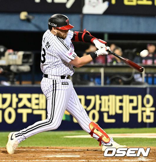 [OSEN=잠실, 지형준 기자] 11일 오후 서울 잠실구장에서 ‘2025 신한 SOL Bank KBO리그’ LG 트윈스와 SSG 랜더스의 경기가 열렸다.LG는 에르난데스, SSG는 화이트를 선발로 내세웠다7회말 1사 1루에서 LG 오스틴이 좌월 투런포를 날리고 있다. 2025.06.11 /jpnews@osen.co.kr