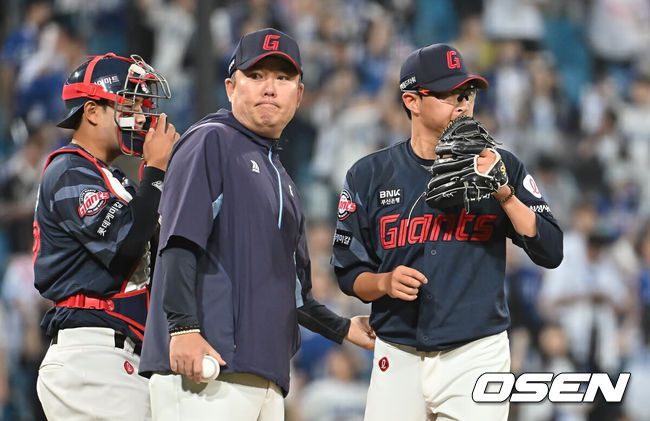 [OSEN=대구, 이석우 기자] 29일 대구삼성라이온즈파크에서 2025 신한 SOL 뱅크 KBO 리그 삼성 라이온즈와 롯데 자이언츠의 경기가 열렸다. 홈팀 삼성은 최원태가, 방문팀 롯데는 박세웅이 선발 출전했다. 롯데 자이언츠 박세웅이 6회말 교체되고 있다. 2025.05.29 / foto0307@osen.co.kr